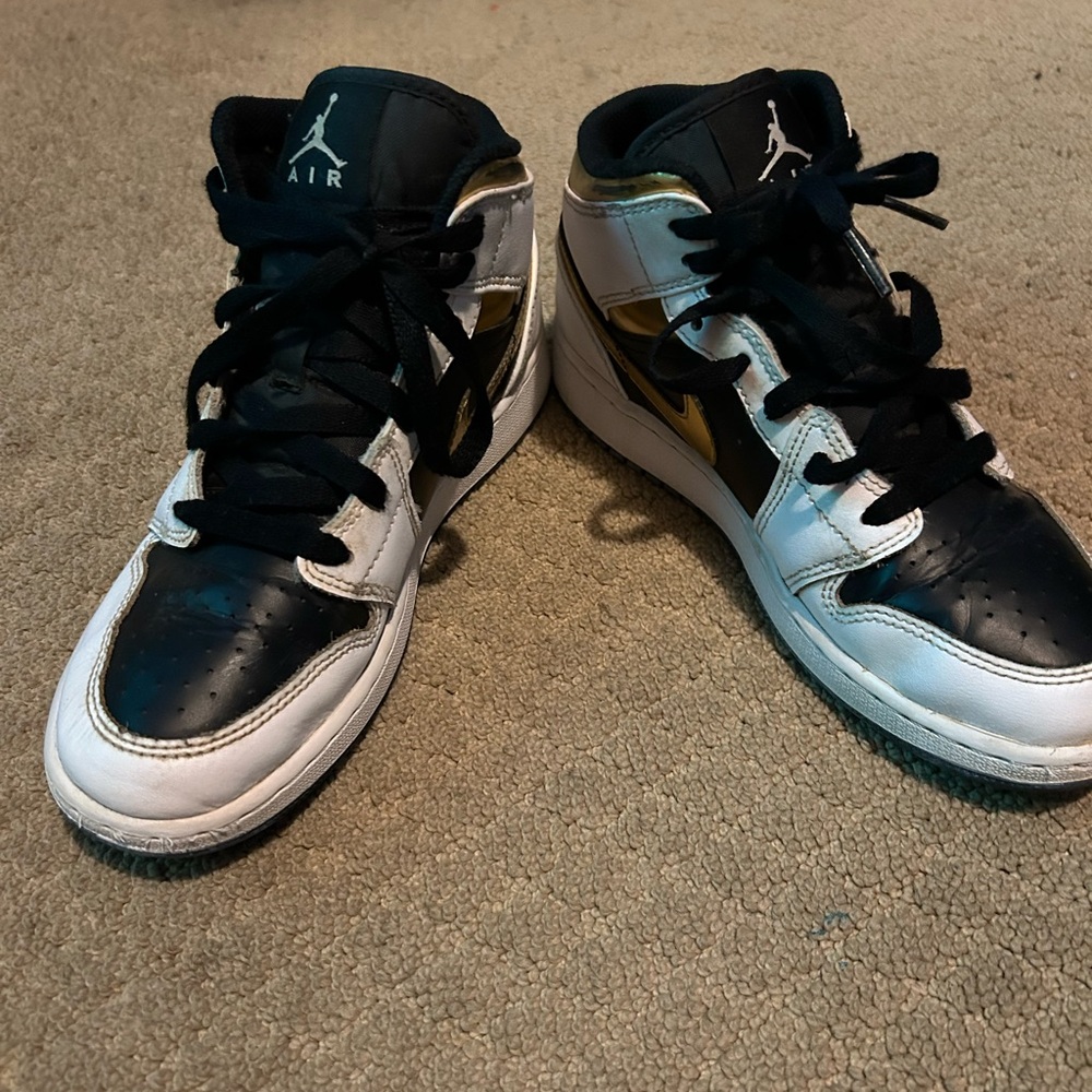 Jordan 1 metallic gold